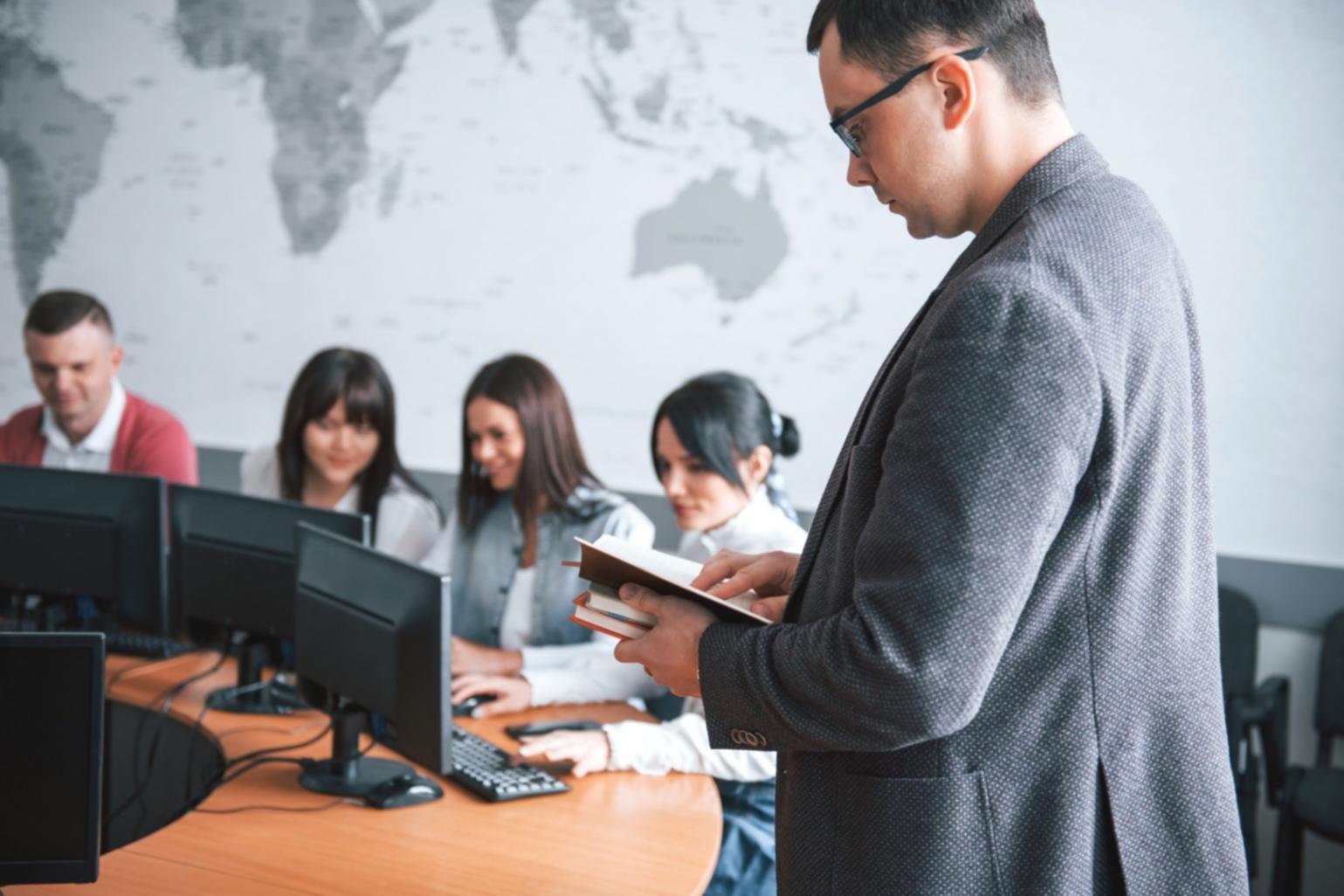 Estudiantes trabajando en planificación financiera