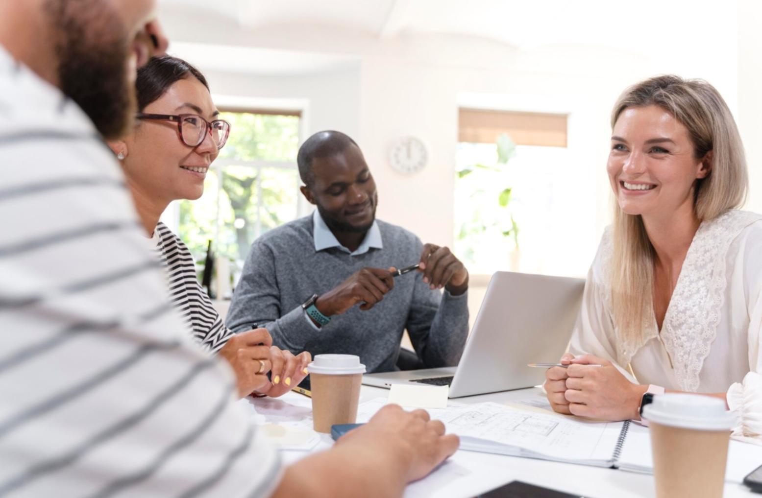Persona trabajando en planificación financiera con gráficos y calculadora
